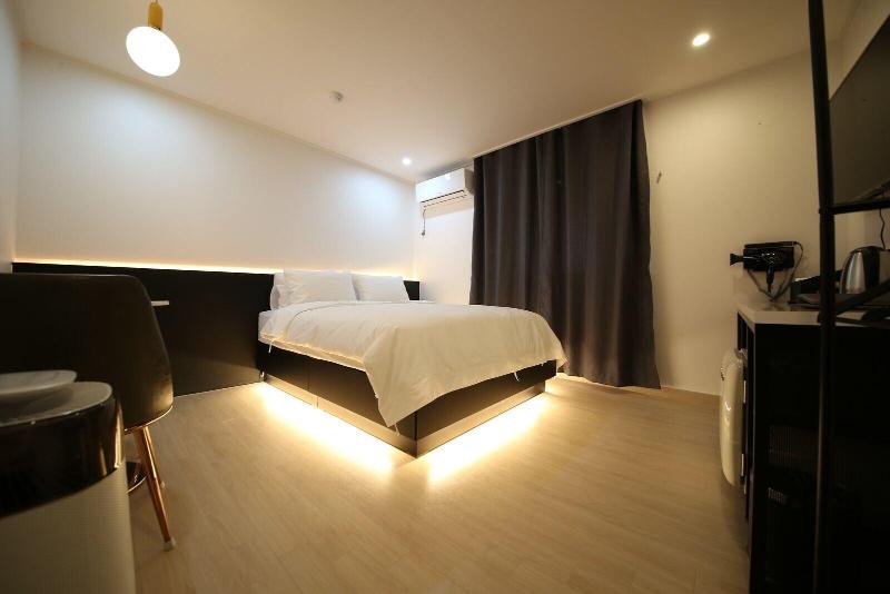 The Leeds Hotel image