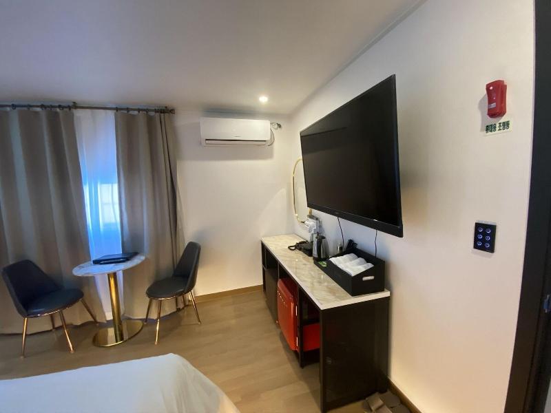 The Leeds Hotel image