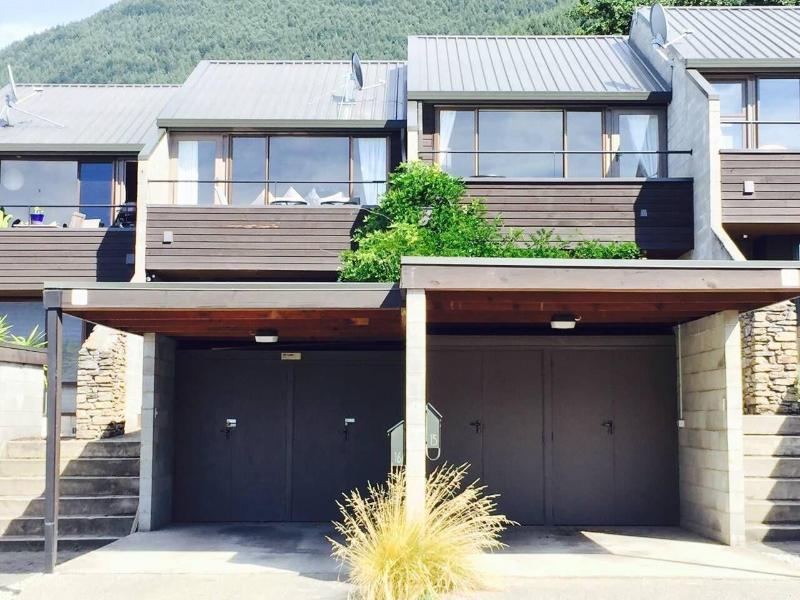 Distinctive Adjacent Two Lake View Townhouses — photo 3