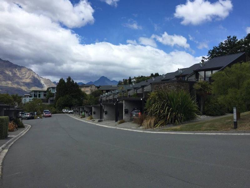 Distinctive Adjacent Two Lake View Townhouses — photo 4