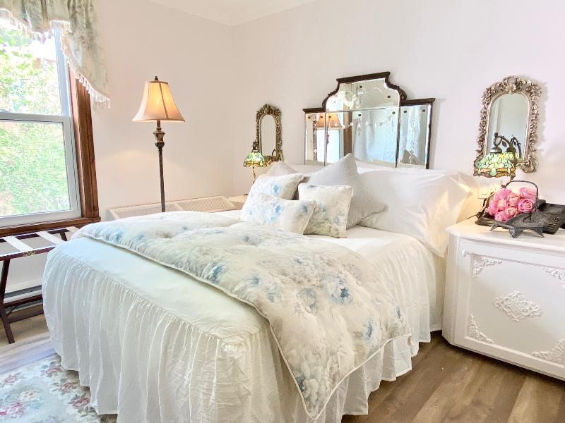 DOUBLE CITY VIEW QUEEN BED
