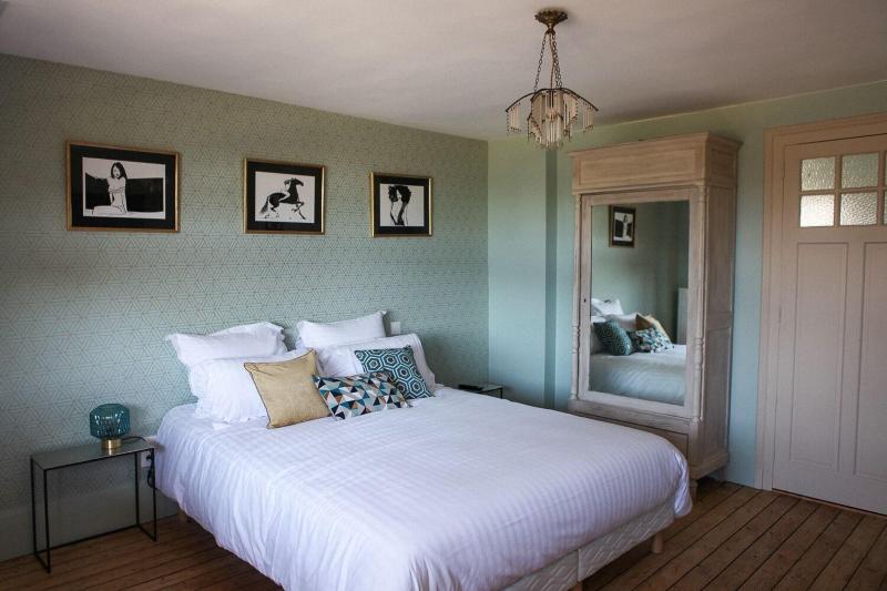 DOUBLE KING SIZE BED
