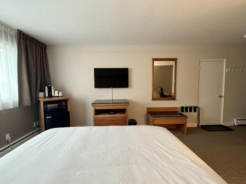 Anavada Inn Suites Spruceland image