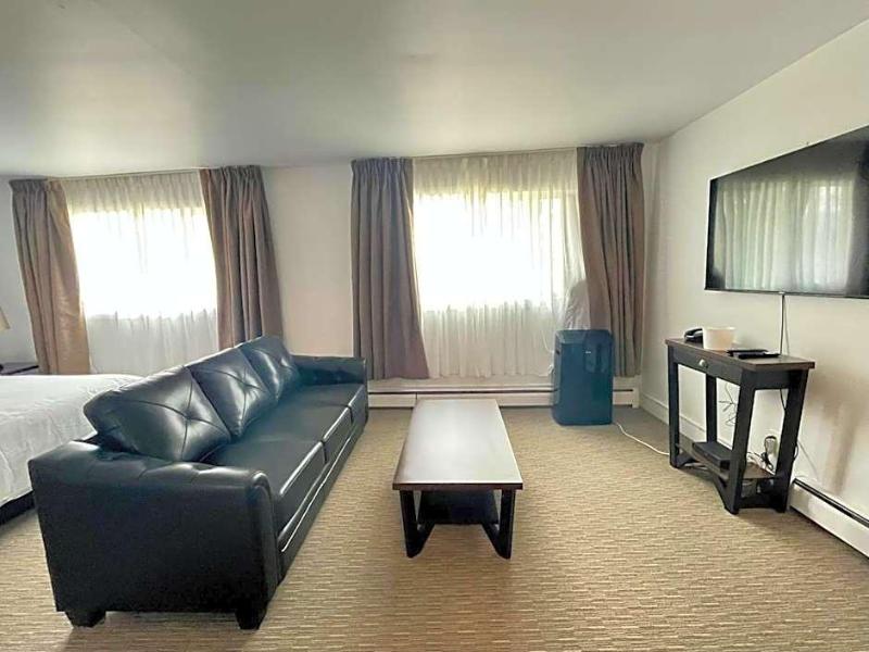 Anavada Inn Suites Spruceland image