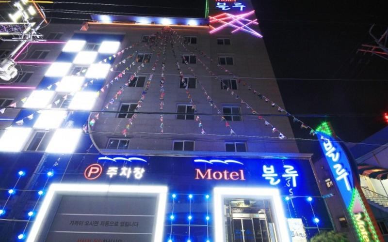 Blue Motel — general view