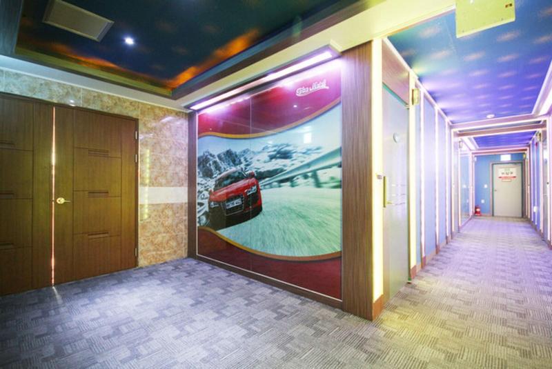 Blue Motel image
