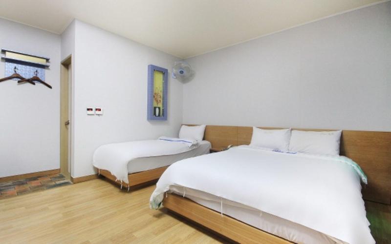 Blue Motel image