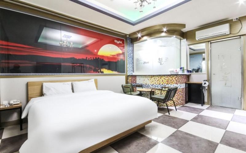 Blue Motel image