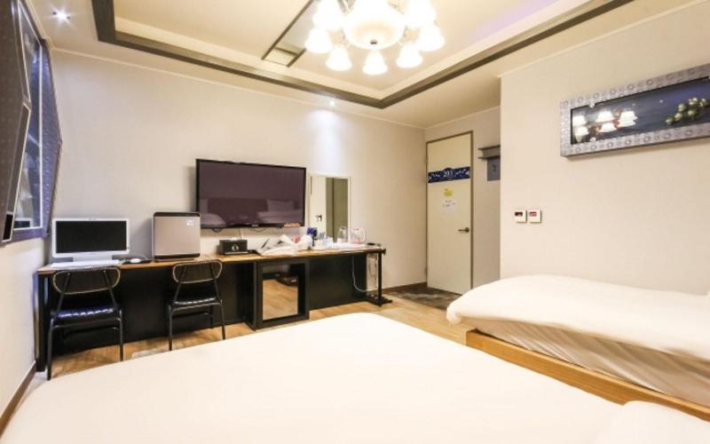 Blue Motel image
