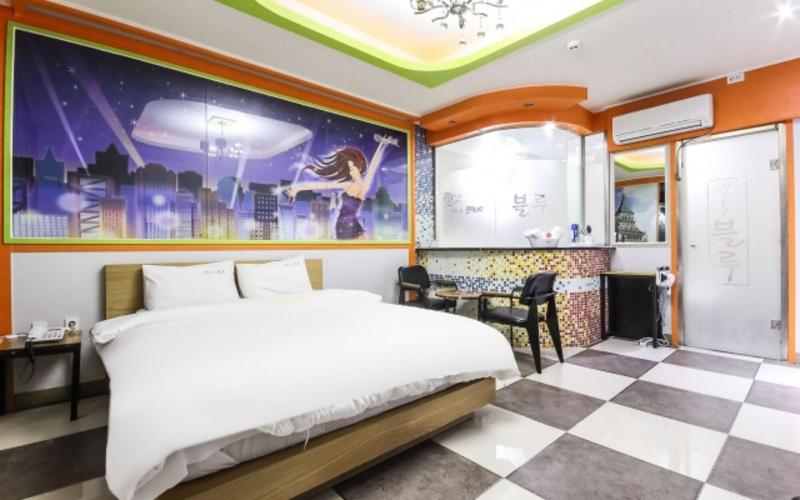 Blue Motel image