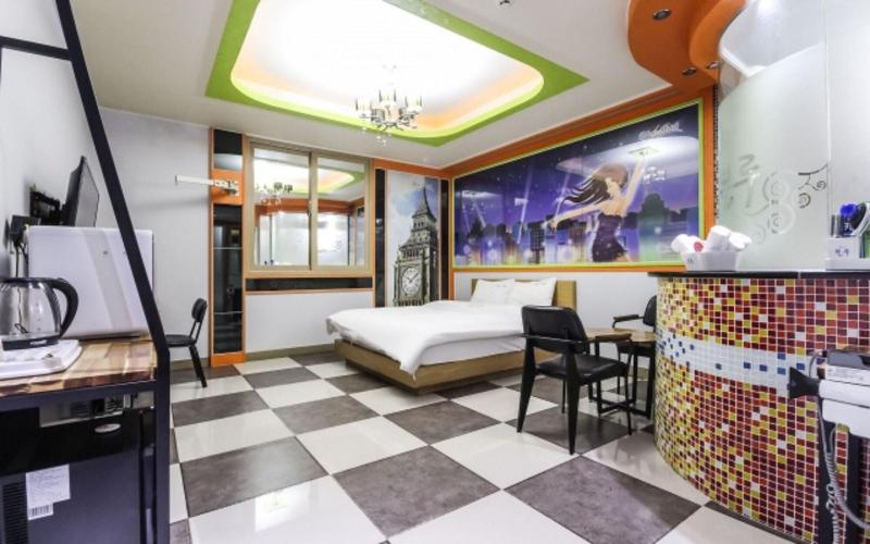 Blue Motel image