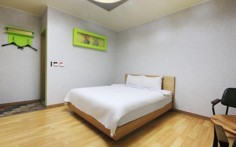 Blue Motel image