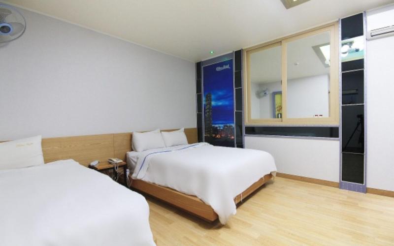 Blue Motel image