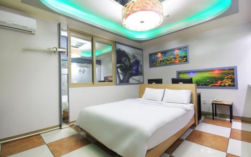 Blue Motel image