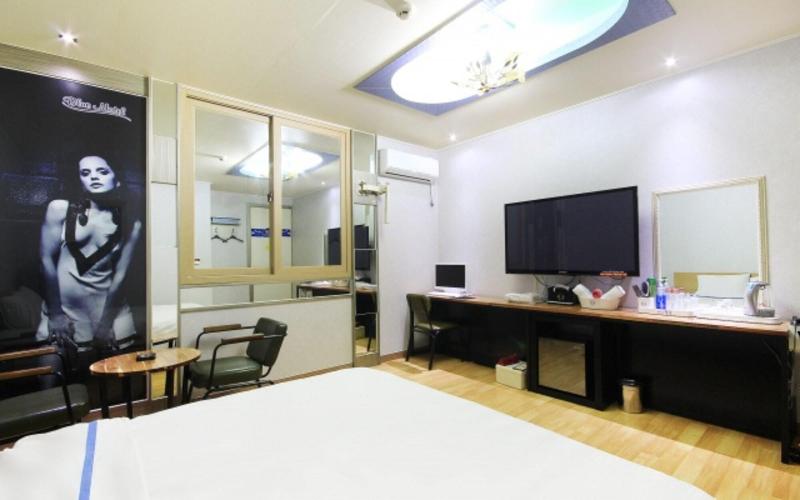 Blue Motel image