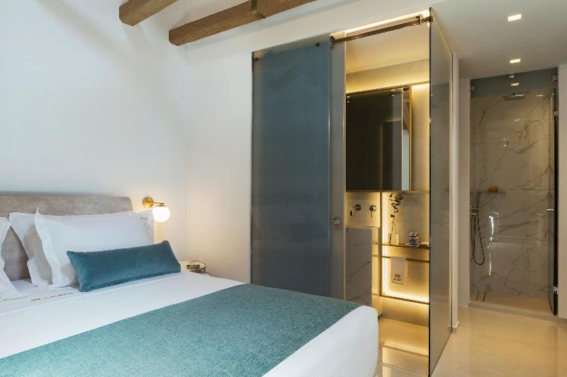 Mirabile Luxury Suites image