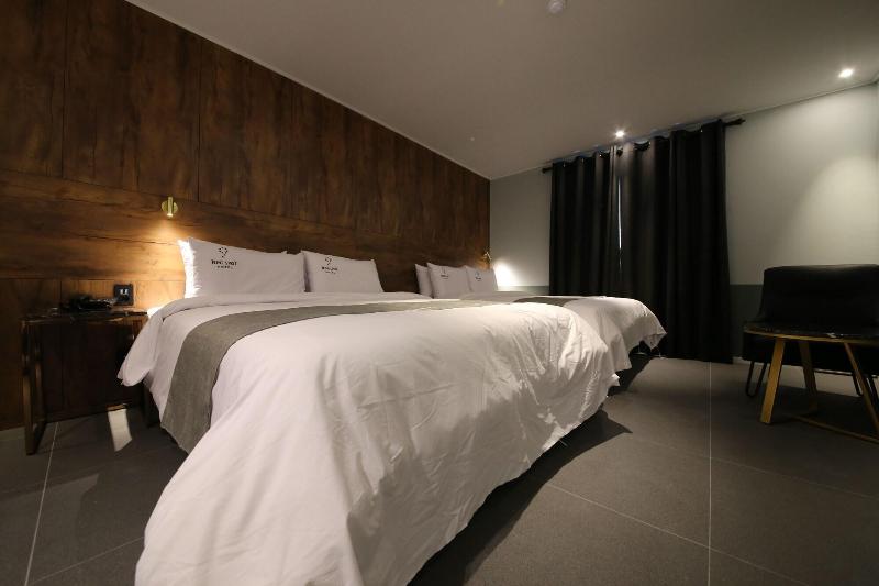 Ninespot Hotel image