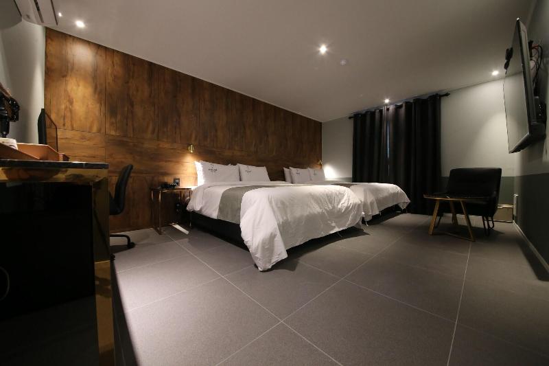 Ninespot Hotel image