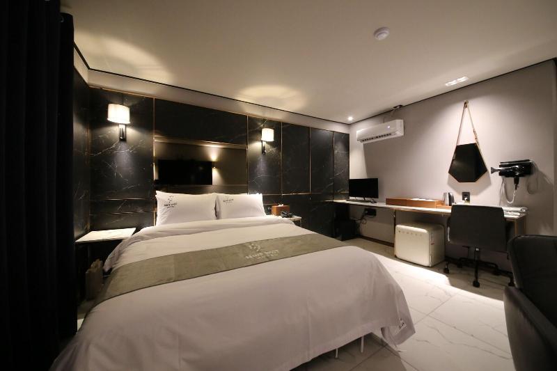 Ninespot Hotel image