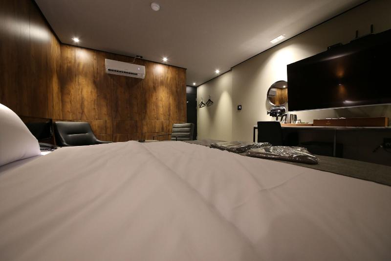 Ninespot Hotel image