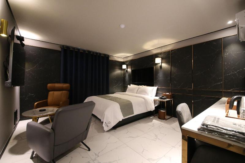 Ninespot Hotel image