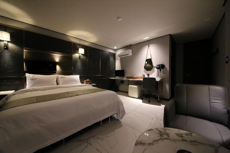 Ninespot Hotel image