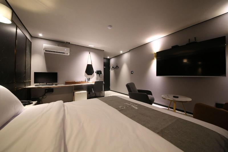 Ninespot Hotel image