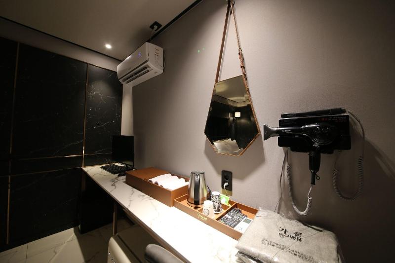 Ninespot Hotel image