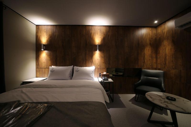 Ninespot Hotel image