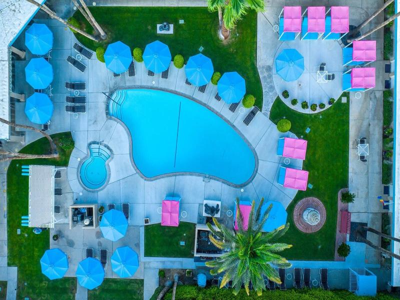 Inndulge Iconic Gay Men S Resort image