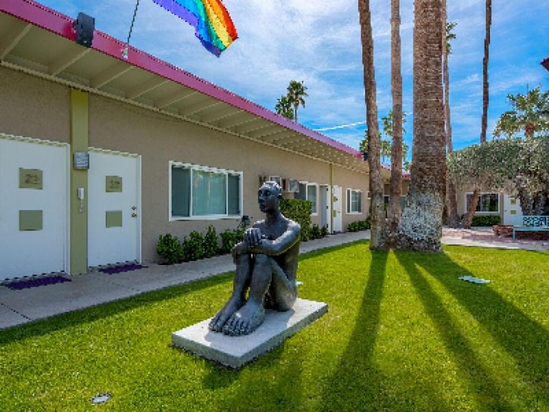 Inndulge Iconic Gay Men S Resort image