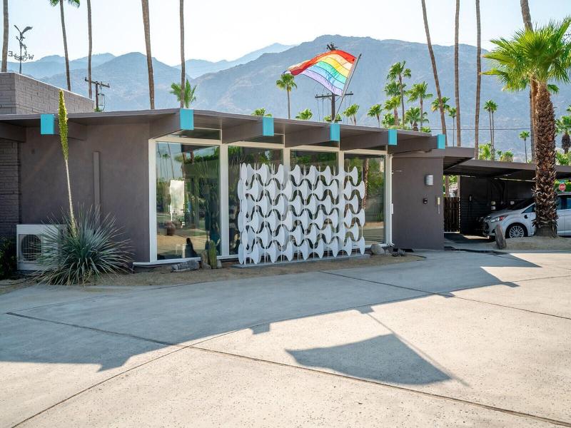 Inndulge Iconic Gay Men S Resort image