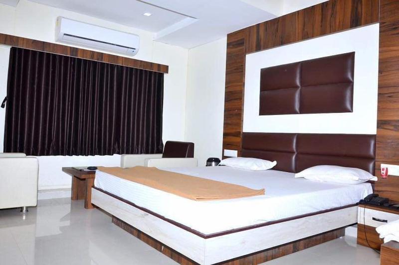 The New Holiday Inn 4
