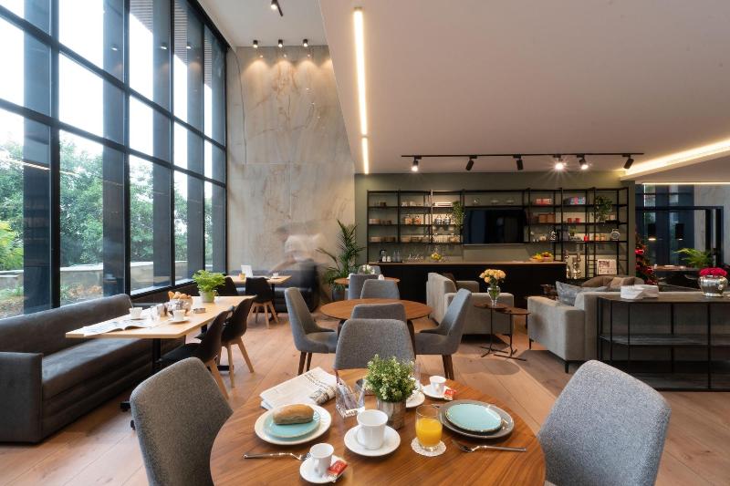 Votre Hotel image