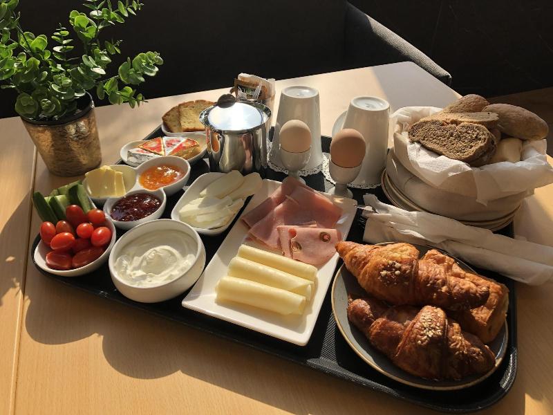 Votre Hotel image