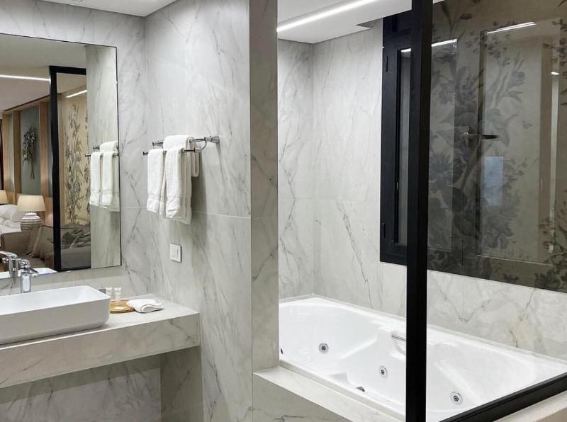 Votre Hotel image
