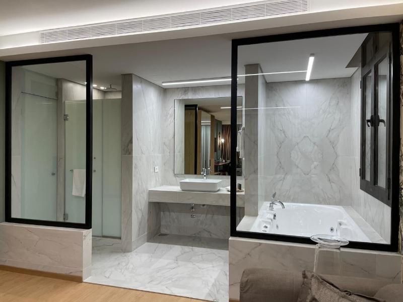 Votre Hotel image