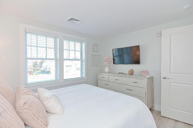 Harbourtown Suites image