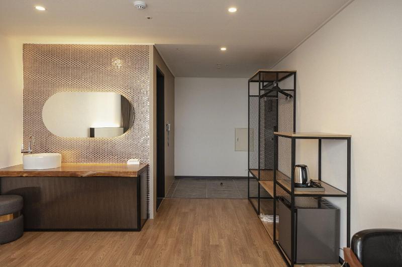 Lemain Hotel Seogwipo image