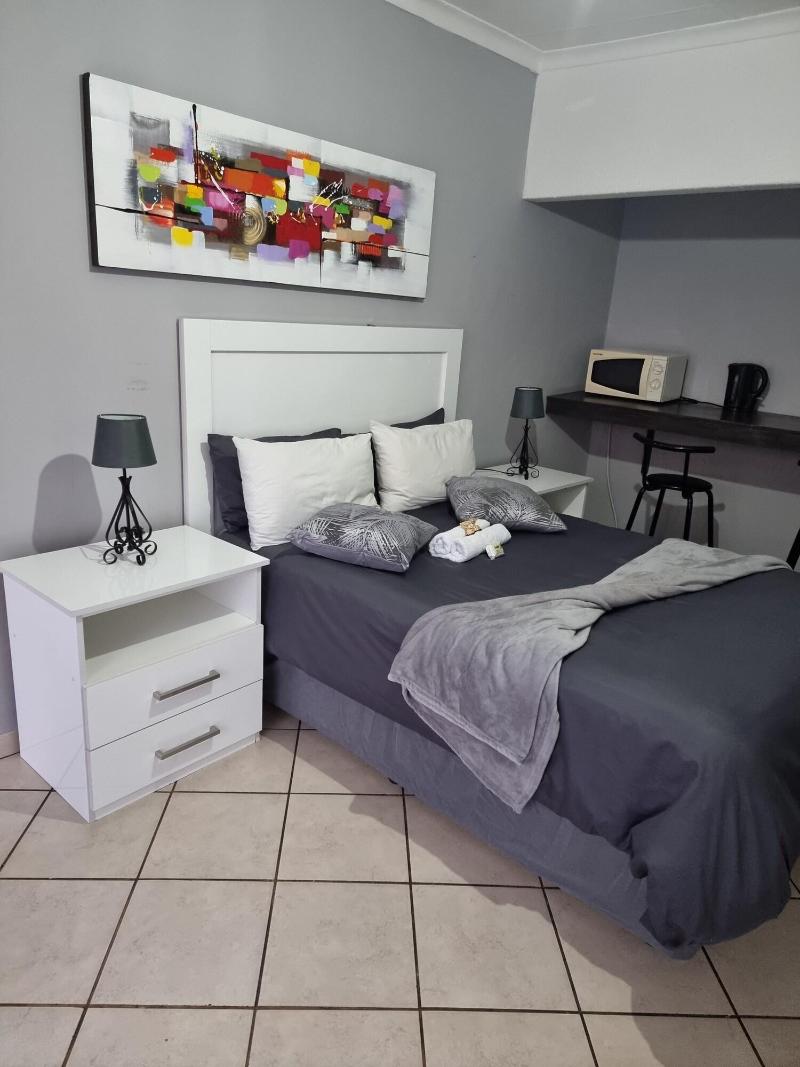 Stay Home Airport Lodge image