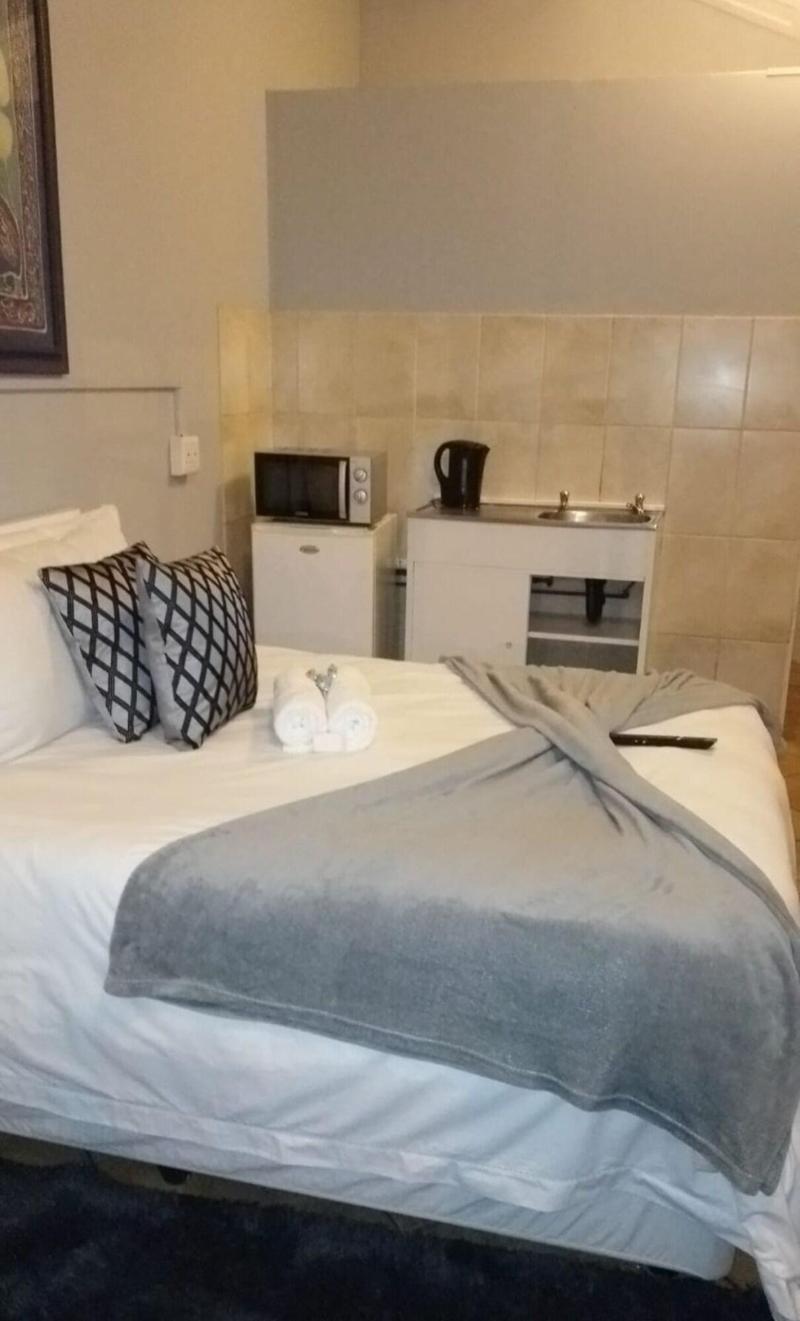 Stay Home Airport Lodge image