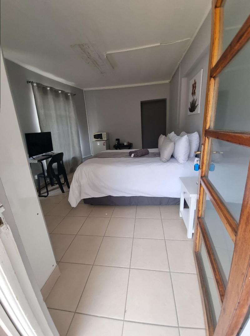 Stay Home Airport Lodge image