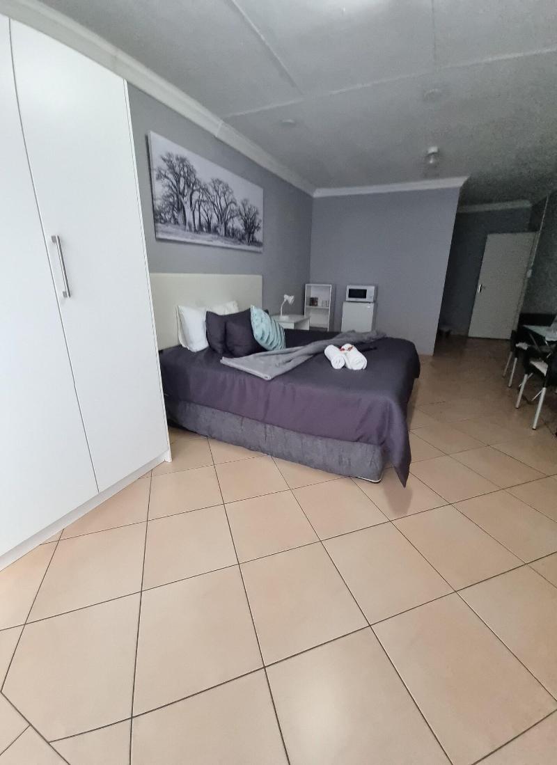 Stay Home Airport Lodge image