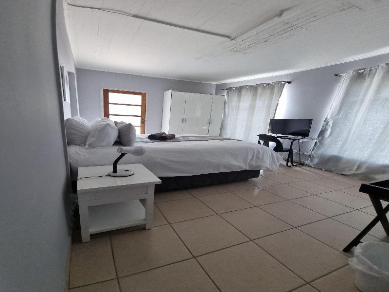 Stay Home Airport Lodge image