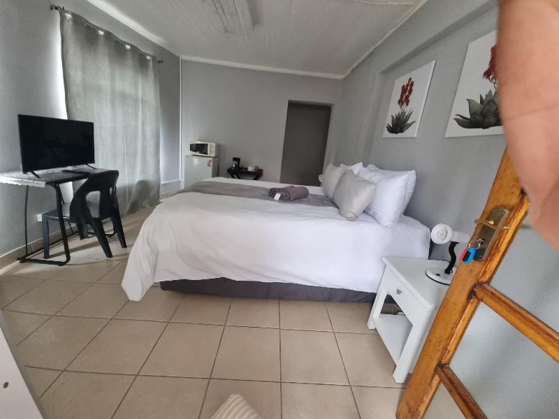 Stay Home Airport Lodge image
