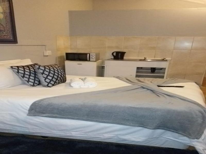 Stay Home Airport Lodge image