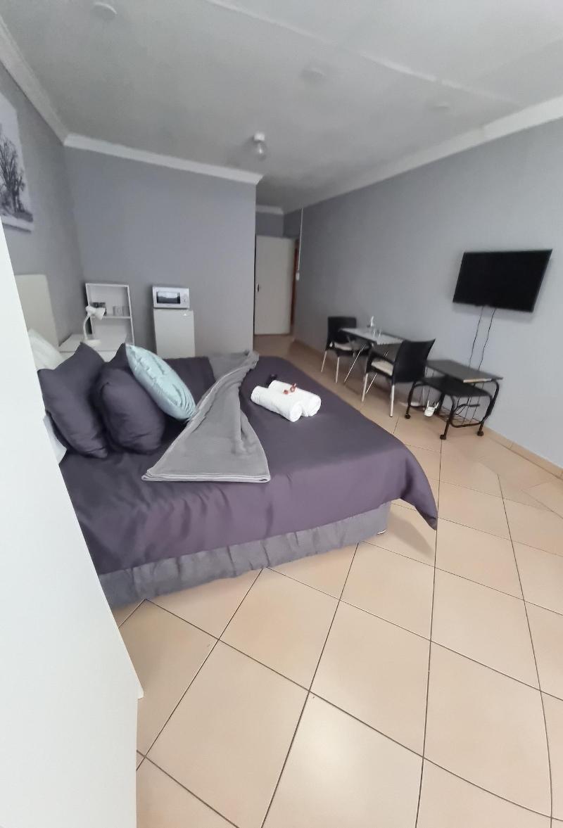 Stay Home Airport Lodge image