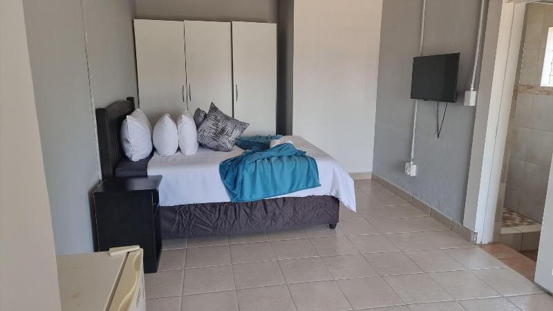 Stay Home Airport Lodge image
