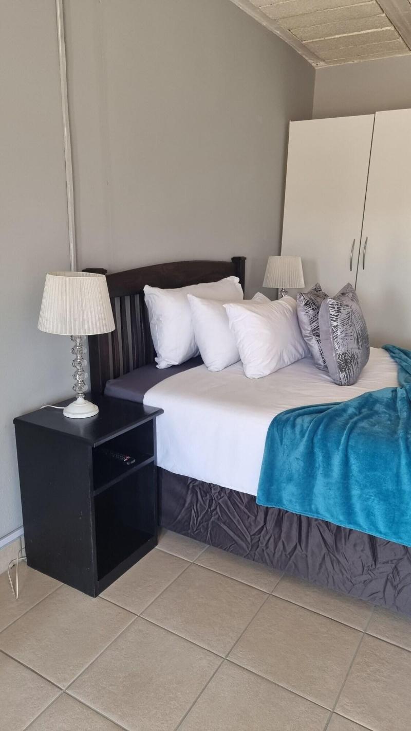 Stay Home Airport Lodge image