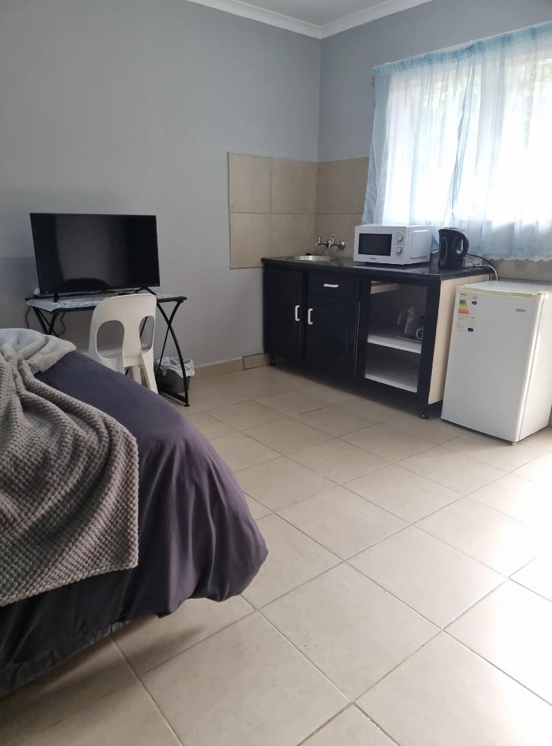 Stay Home Airport Lodge image